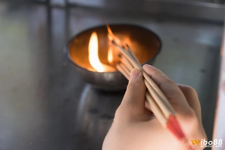 Cách đốt vía giải đen bán hàng bằng khói hương