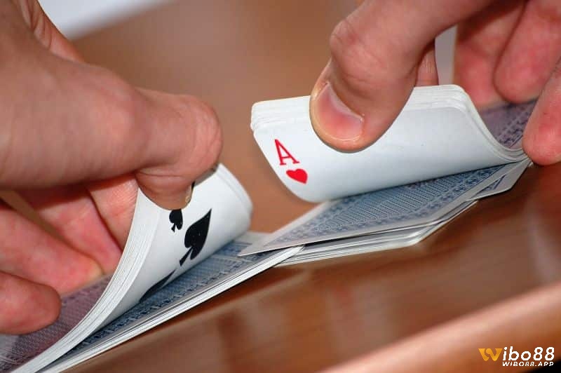 Tráo bài để có xì bàn cầntâm lý phải thật vững để tránh bị phát hiện