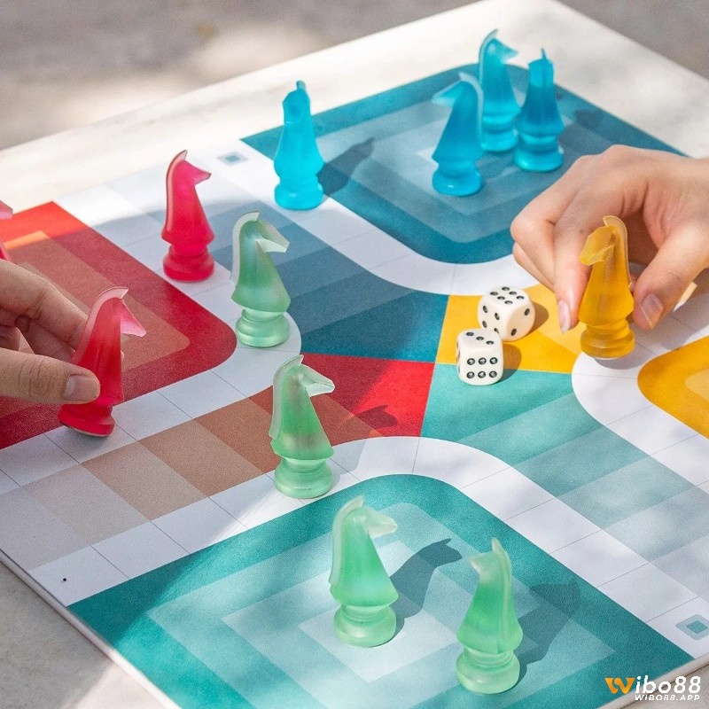 Để bắt đầu, cần tung được xúc xắc về 1-6, 1-1, 2-2, 3-3, 4-4, 5-5, hoặc 6-6