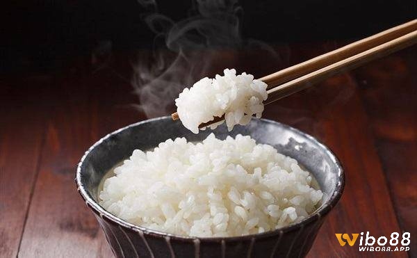 Chiêm bao thấy ăn cơm là hiện tượng rất quen thuộc