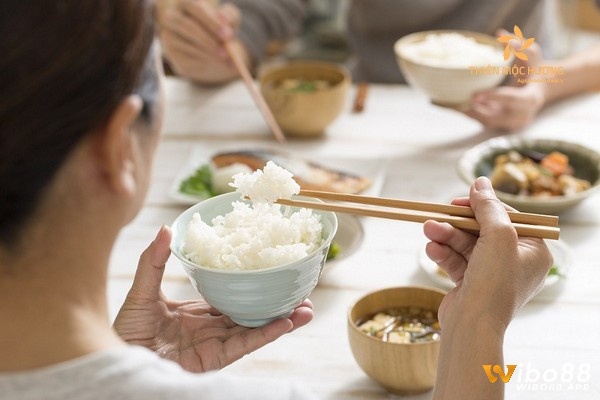 Mơ thấy ăn cơm có cả điềm tốt và xấu