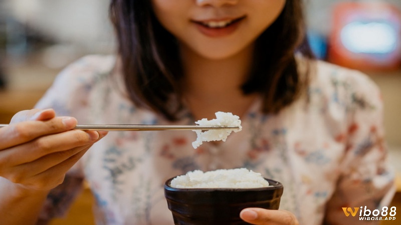 Chiêm bao thấy ăn cơm và con số trúng lớn