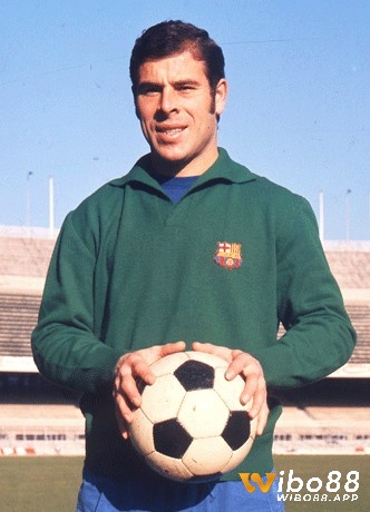 Thủ môn hay nhất Barca đã bắt đầu chơi bóng đá cho đội trẻ của Barcelona vào năm 1950.