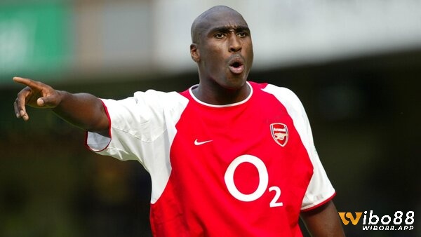 Sol Campbell tạo sự chắc chắn cho hàng phòng ngự của Arsenal