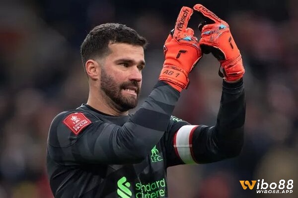 Alisson Becker mang đến sự chắc chắn cho khung thành của The Kop