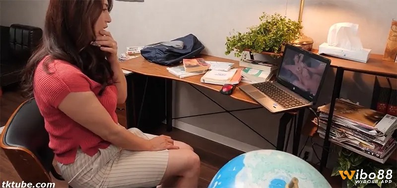 Sako vô cùng kích thích khi xem phim người lớn