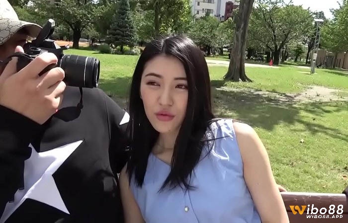 Aya là một cô nàng quyến rũ với nhiều cảnh phim nhẹ nhàng đầy cuốn hút