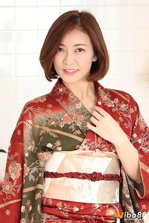 Tìm hiểu chi tiết về nữ diễn viên 18+ Ryo Hitomi