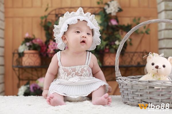 Chiêm bao thấy bé gái thường được xem là điềm báo tốt lành mang năng lượng tâm linh mạnh mẽ