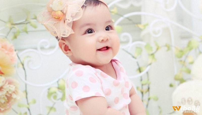 Chiêm bao thấy bé gái vui vẻ là điềm báo về niềm vui, hạnh phúc sắp đến với gia đình bạn