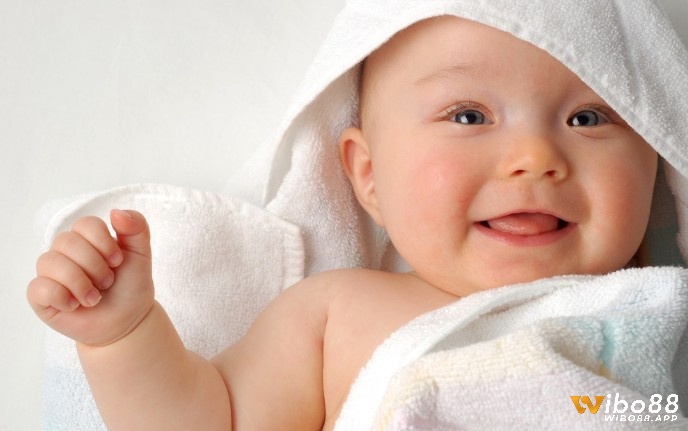Chiêm bao thấy bé gái sơ sinh là biểu tượng cho sự khởi đầu mới và tiềm năng chưa được khai phá