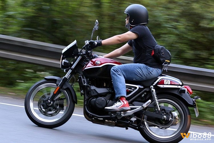 Mơ mình lái xe máy nhắc nhở bạn hãy lắng nghe bản thân