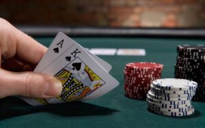 Luật poker chi tiết - Hướng dẫn luật chơi bài poker cơ bản 2025