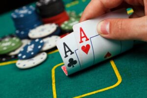 Poker là gì? Hướng dẫn toàn diện luật chơi và chiến thuật 2025