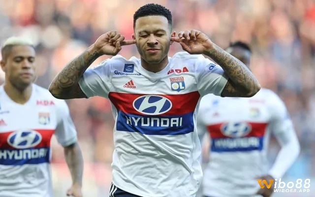 Memphis Depay của Lyon (trước khi chuyển sang Barcelona) đã để lại dấu ấn mạnh mẽ trong top tiền vệ hay nhất Ligue