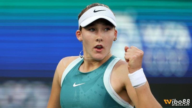 Iga Swiatek đã khẳng định vị thế của mình trong làng tenis nữ nổi bật với phong cách chơi tấn công mạnh mẽ kết hợp với khả năng tâm lý ổn định