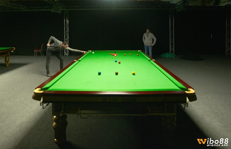 Snooker – thể loại game bida lỗ chuẩn quốc tế với bàn dài và nhiều bóng