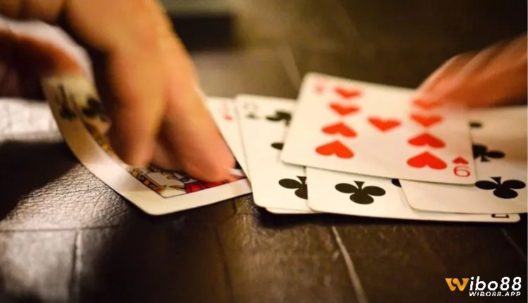Cách dụ đối thủ hoặc hy sinh cạ để tạo lợi thế trong Phỏm.