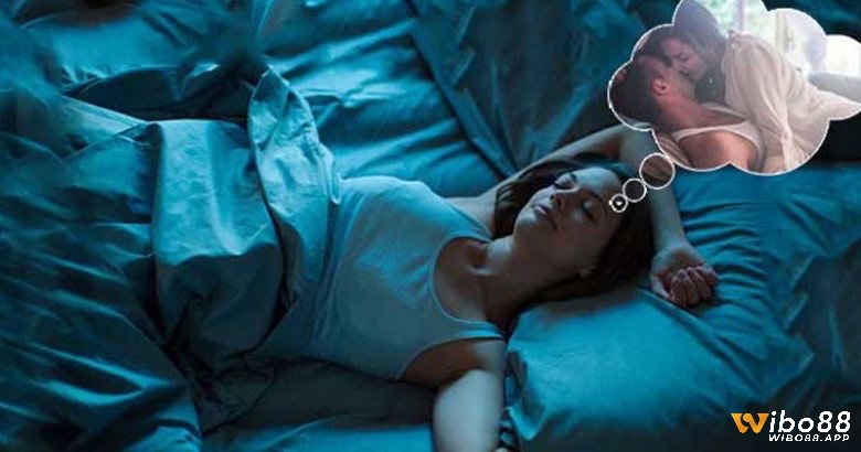 Giải mã giấc mơ thấy quan hệ với người yêu ở trường hợp này thường phản ánh mong muốn công khai tình yêu hoặc nỗi sợ bị phán xét.