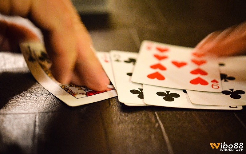 Đọc vị đối thủ và quản lý bài hiệu quả là bí quyết để làm chủ mọi ván Poker mậu binh.
