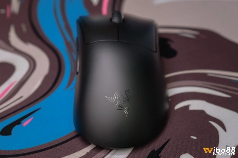 Razer DeathAdder Essential là lựa chọn đáng tin cậy trong top chuột gaming phổ thông cho người mới.