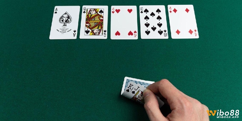 Sức mạnh thực tế của bài phụ thuộc vào sự tương tác giữa bài tẩy và bài chung.