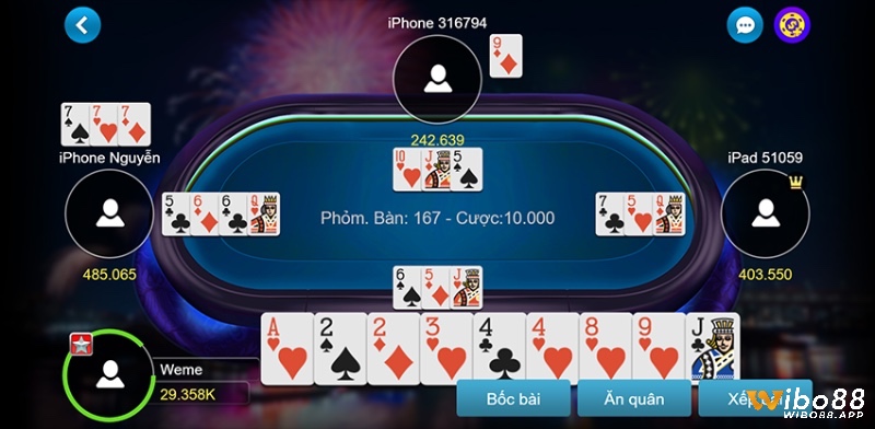 Các game phỏm miễn phí thường hoạt động theo mô hình freemium, cho phép chơi cơ bản miễn phí và mua thêm tiện ích tùy chọn.
