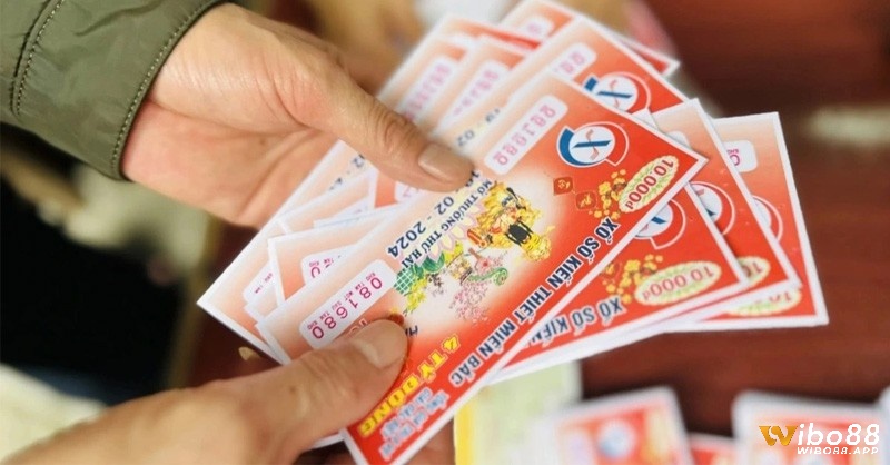 Mơ người khác trúng số nhắc bạn nên tìm kiếm sự giúp đỡ khi khó khăn