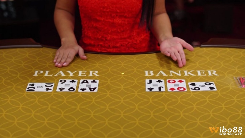 Khi Player rút thêm, Banker phải tuân thủ bộ quy tắc chi tiết luật rút bài Baccarat chuẩn xác định theo từng giá trị lá bài thứ ba.