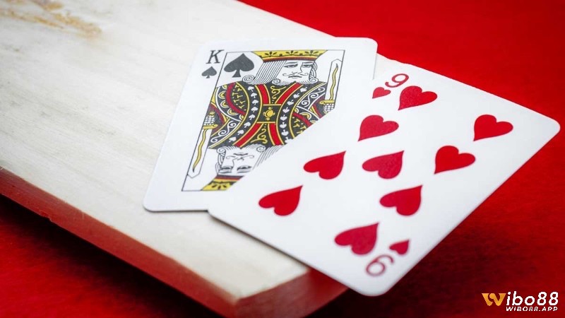 Khi xuất hiện Bài tự nhiên, ván bài dừng ngay lập tức và kết quả được xác định tức thì.