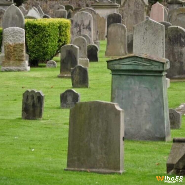 Giấc mơ thấy đi lạc vào nghĩa địa là điềm báo tiêu cực đến với bạn