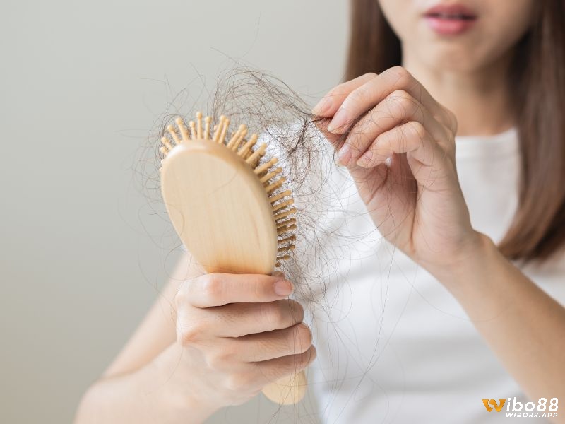 Luận giải mơ thấy tóc rụng số mấy theo từng bối cảnh mơ 